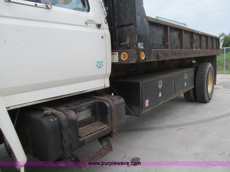 image for item K5712 1997 Ford F800 dump truck