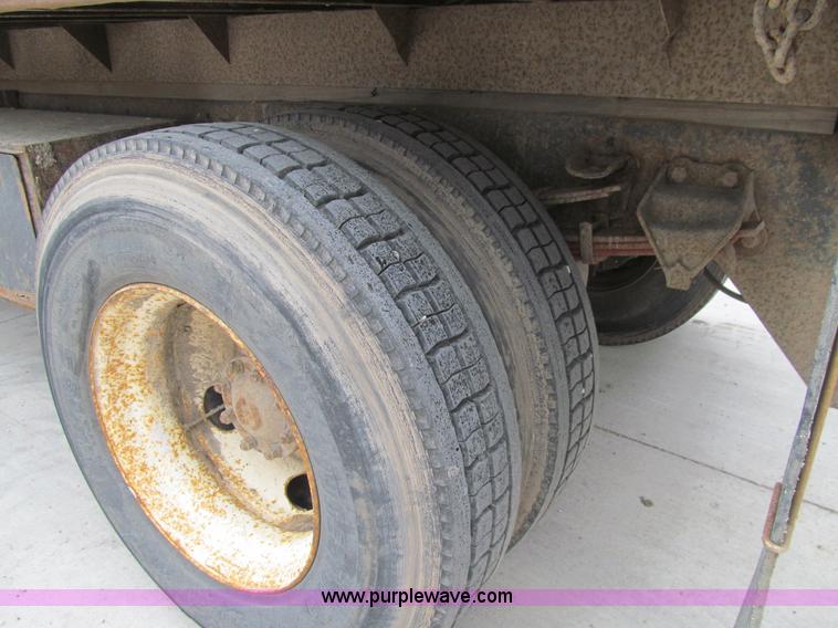 image for item K5712 1997 Ford F800 dump truck