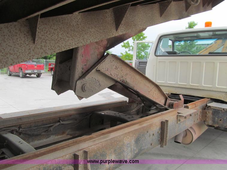 image for item K5712 1997 Ford F800 dump truck