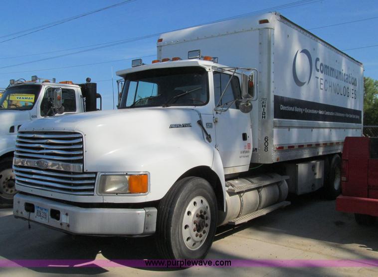 image for item K5713 1996 Ford LTLA9000 box truck