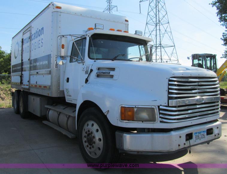 image for item K5713 1996 Ford LTLA9000 box truck