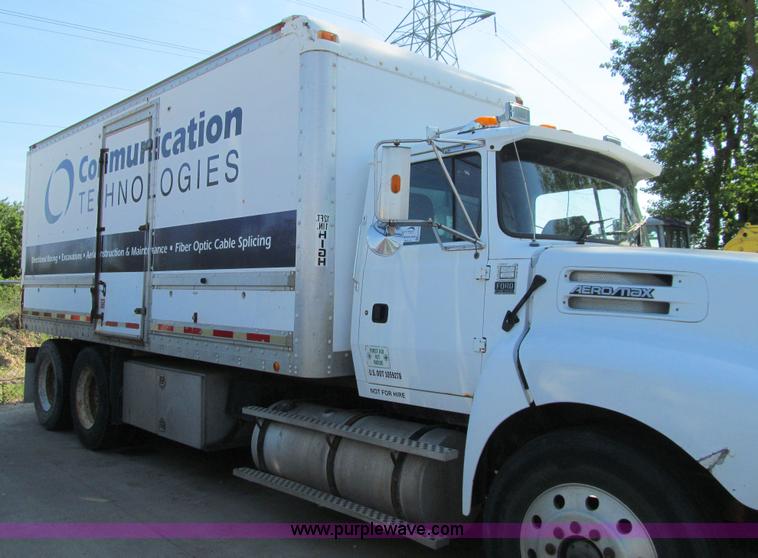 image for item K5713 1996 Ford LTLA9000 box truck