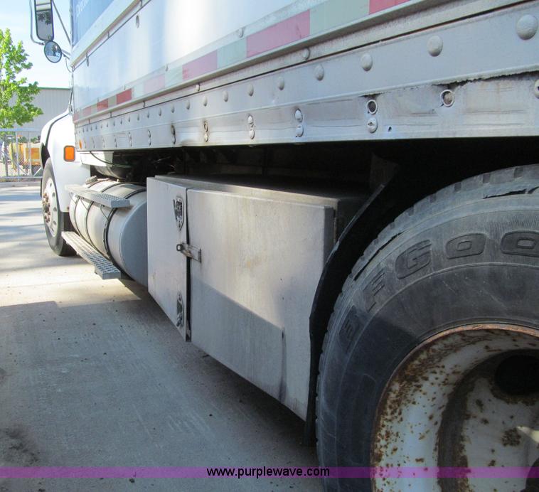 image for item K5713 1996 Ford LTLA9000 box truck