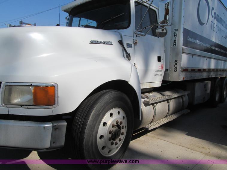 image for item K5713 1996 Ford LTLA9000 box truck