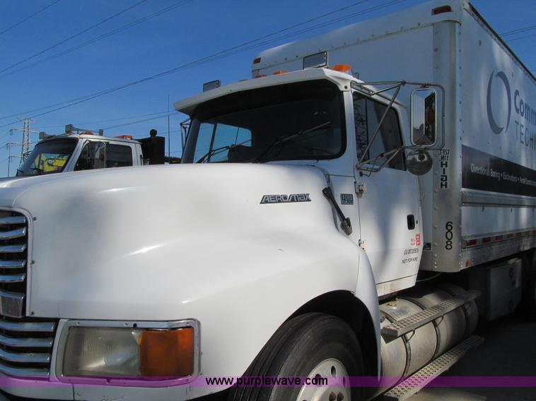 image for item K5713 1996 Ford LTLA9000 box truck