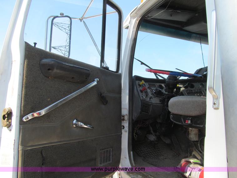 image for item K5713 1996 Ford LTLA9000 box truck