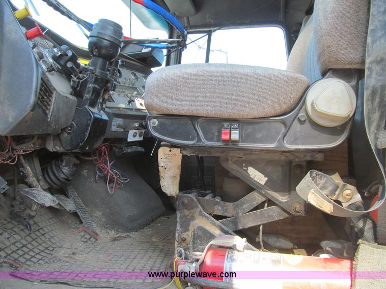 image for item K5713 1996 Ford LTLA9000 box truck