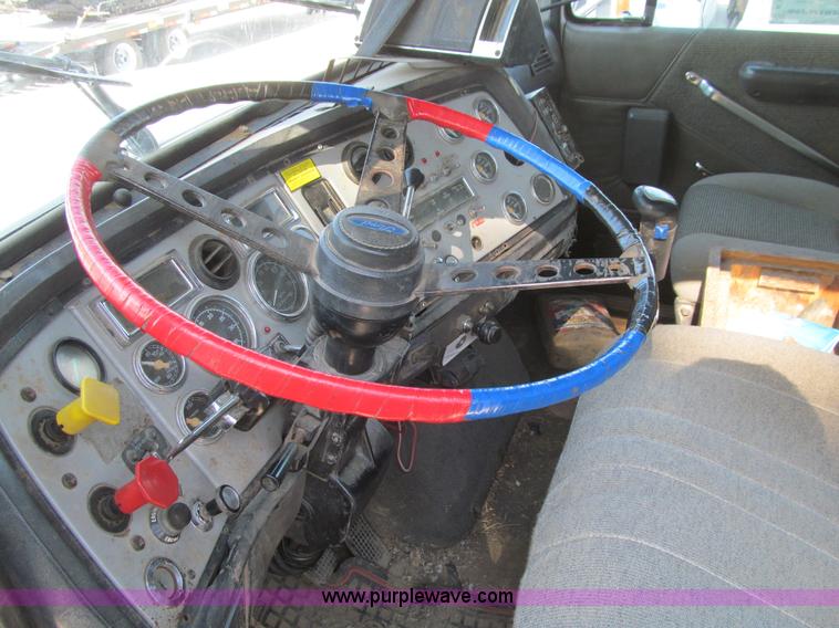 image for item K5713 1996 Ford LTLA9000 box truck