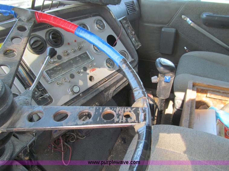 image for item K5713 1996 Ford LTLA9000 box truck