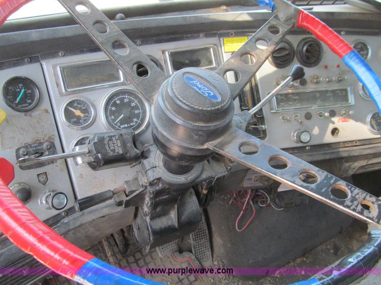 image for item K5713 1996 Ford LTLA9000 box truck