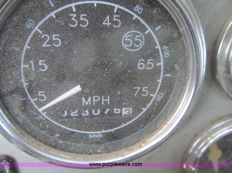 image for item K5713 1996 Ford LTLA9000 box truck