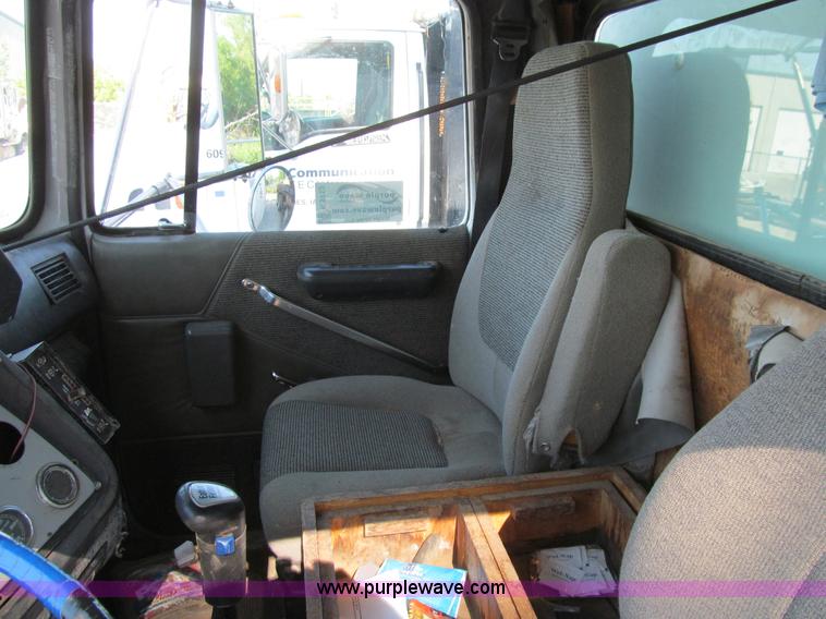 image for item K5713 1996 Ford LTLA9000 box truck