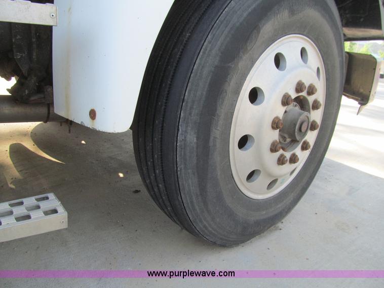 image for item K5713 1996 Ford LTLA9000 box truck