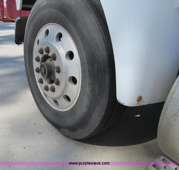 image for item K5713 1996 Ford LTLA9000 box truck