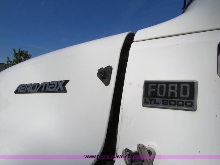 image for item K5713 1996 Ford LTLA9000 box truck