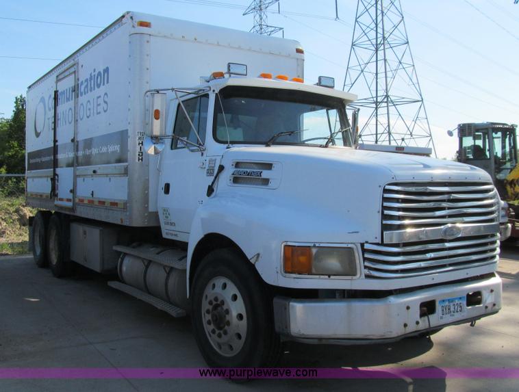 image for item K5713 1996 Ford LTLA9000 box truck