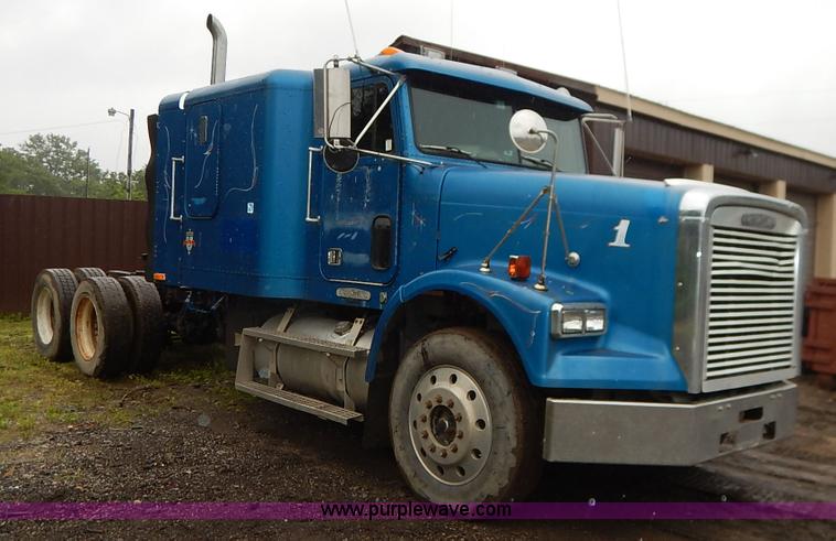 image for item K7433 1995 Freightliner FLD120SD semi truck