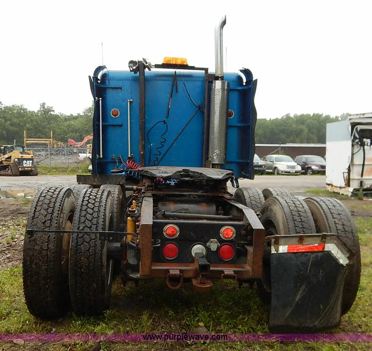 image for item K7433 1995 Freightliner FLD120SD semi truck