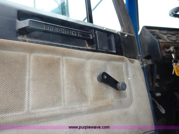 image for item K7433 1995 Freightliner FLD120SD semi truck