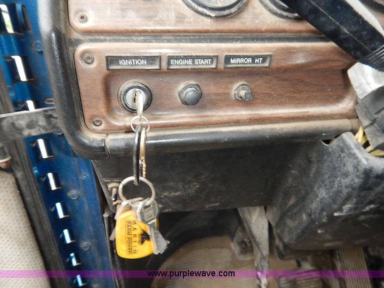 image for item K7433 1995 Freightliner FLD120SD semi truck