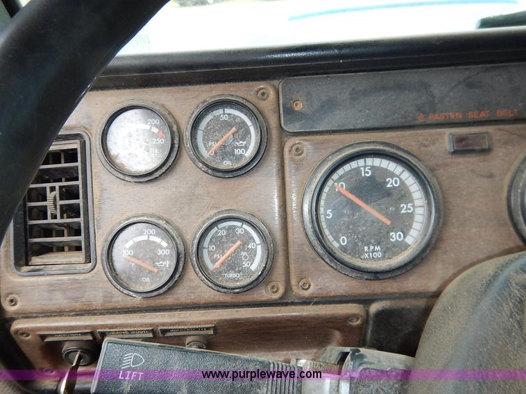 image for item K7433 1995 Freightliner FLD120SD semi truck