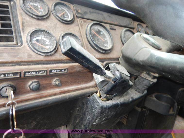 image for item K7433 1995 Freightliner FLD120SD semi truck