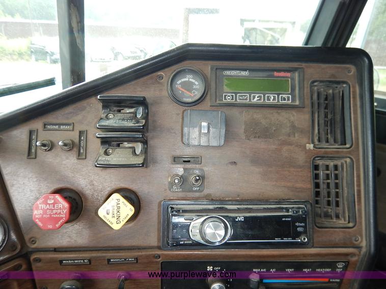 image for item K7433 1995 Freightliner FLD120SD semi truck