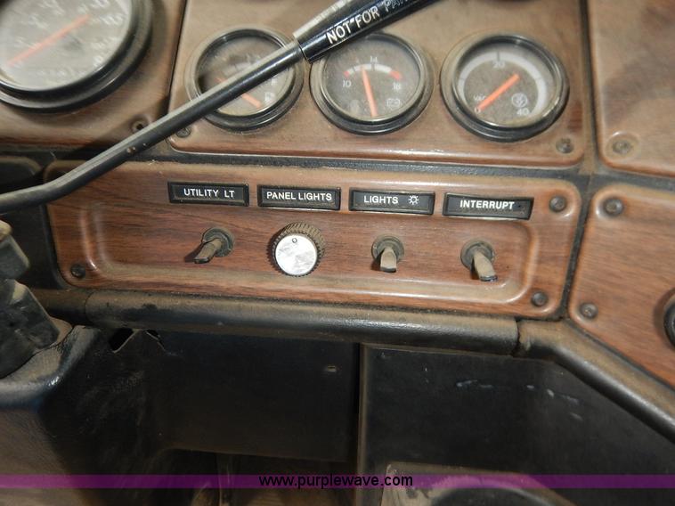 image for item K7433 1995 Freightliner FLD120SD semi truck