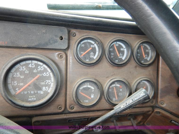 image for item K7433 1995 Freightliner FLD120SD semi truck