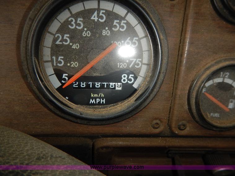 image for item K7433 1995 Freightliner FLD120SD semi truck