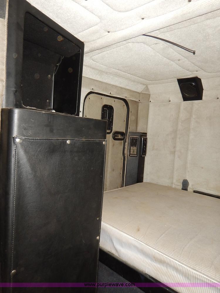 image for item K7433 1995 Freightliner FLD120SD semi truck