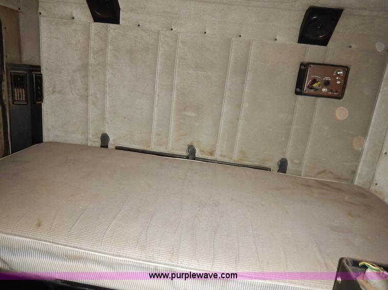 image for item K7433 1995 Freightliner FLD120SD semi truck