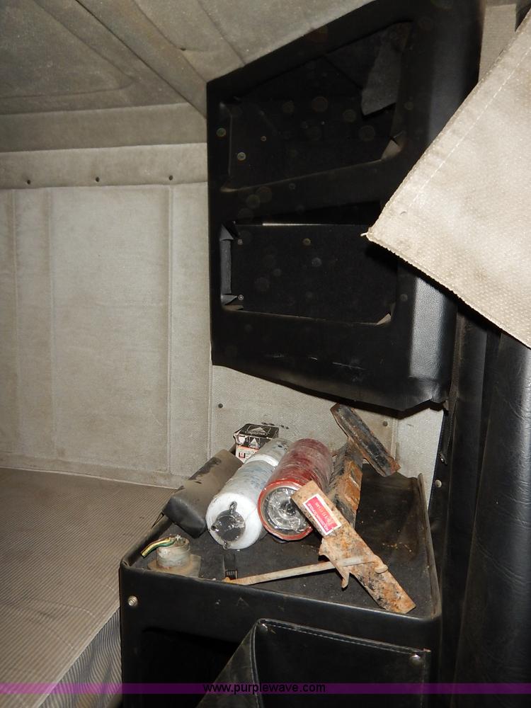 image for item K7433 1995 Freightliner FLD120SD semi truck