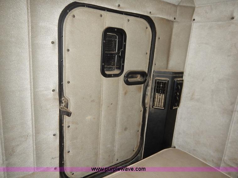 image for item K7433 1995 Freightliner FLD120SD semi truck