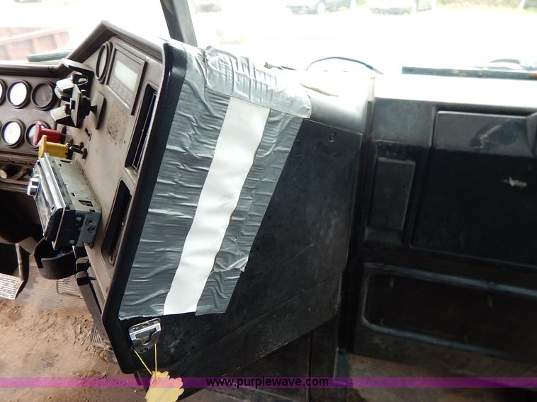 image for item K7433 1995 Freightliner FLD120SD semi truck