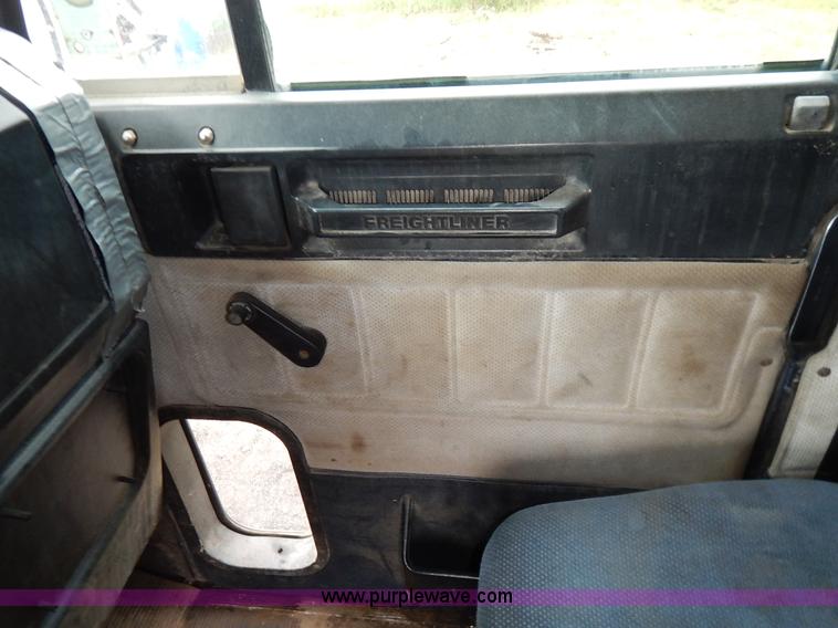 image for item K7433 1995 Freightliner FLD120SD semi truck