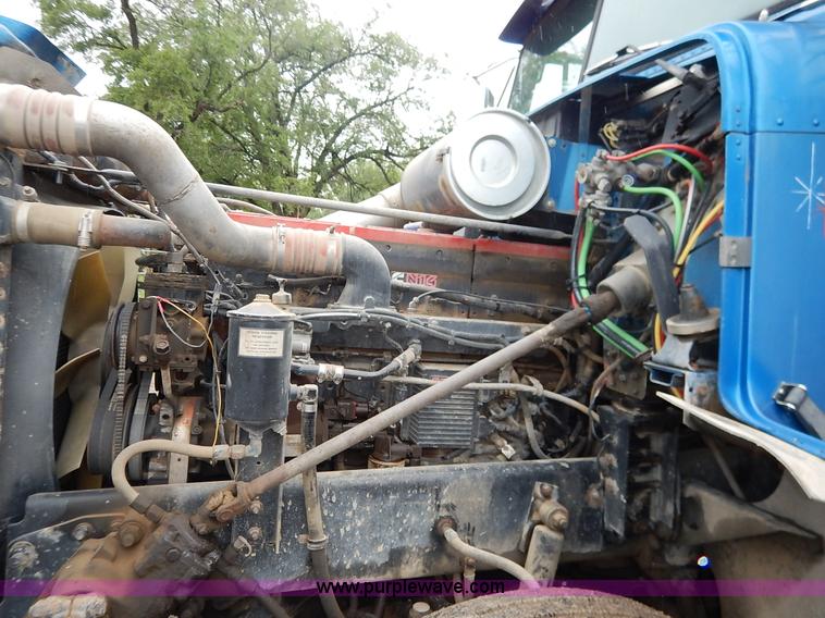 image for item K7433 1995 Freightliner FLD120SD semi truck