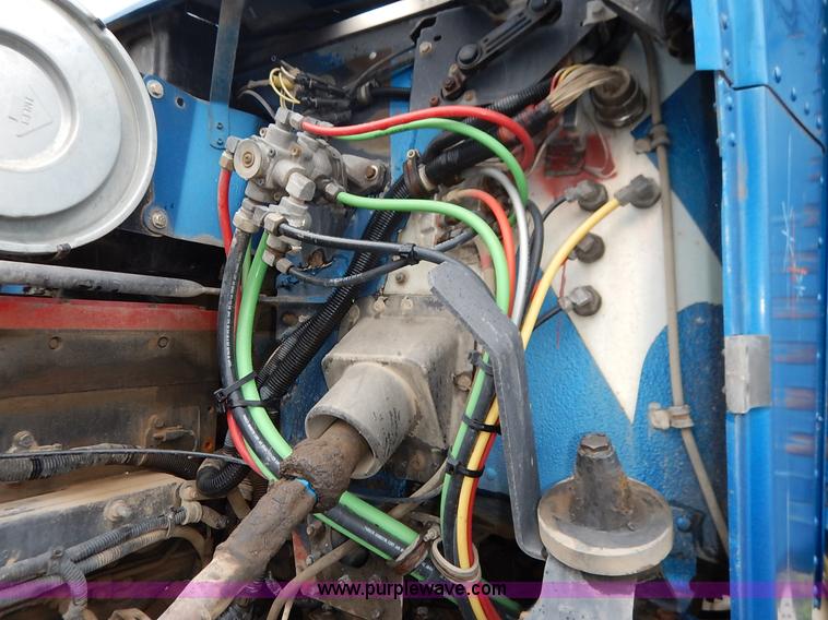 image for item K7433 1995 Freightliner FLD120SD semi truck