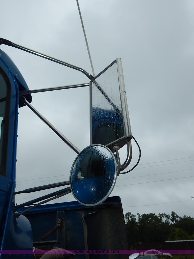 image for item K7433 1995 Freightliner FLD120SD semi truck