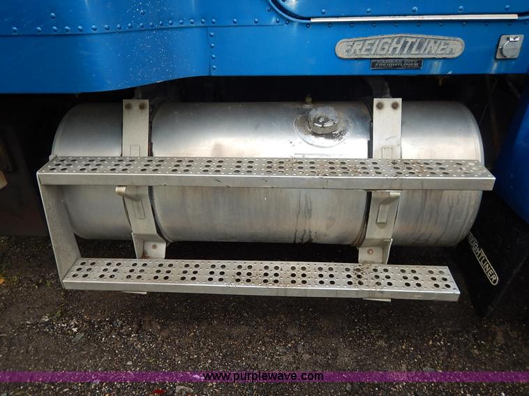 image for item K7433 1995 Freightliner FLD120SD semi truck