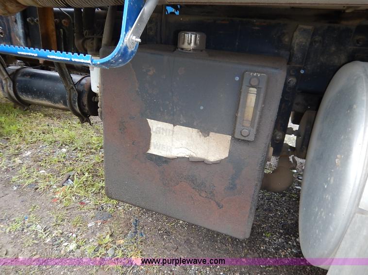 image for item K7433 1995 Freightliner FLD120SD semi truck