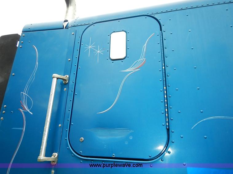 image for item K7433 1995 Freightliner FLD120SD semi truck