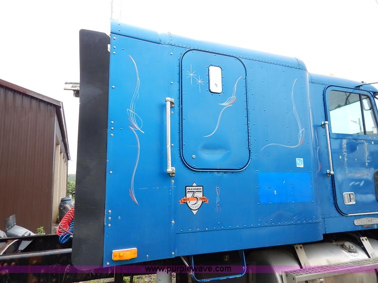 image for item K7433 1995 Freightliner FLD120SD semi truck