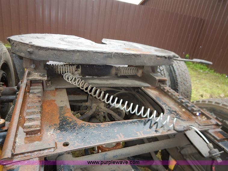 image for item K7433 1995 Freightliner FLD120SD semi truck