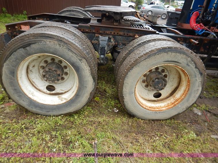 image for item K7433 1995 Freightliner FLD120SD semi truck