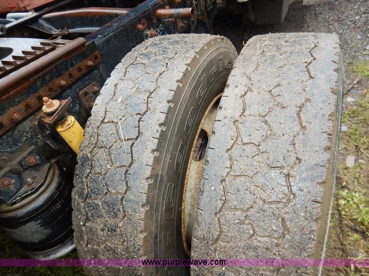 image for item K7433 1995 Freightliner FLD120SD semi truck