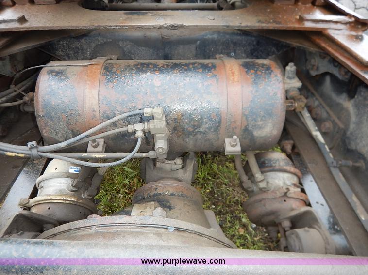 image for item K7433 1995 Freightliner FLD120SD semi truck