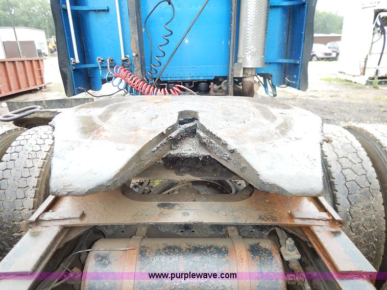 image for item K7433 1995 Freightliner FLD120SD semi truck