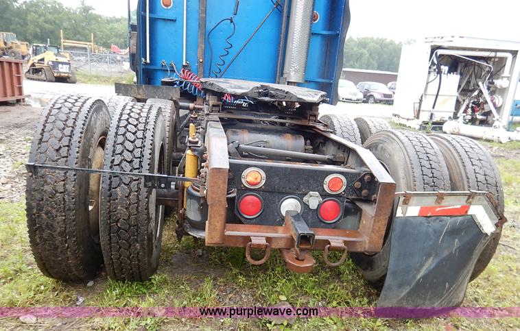 image for item K7433 1995 Freightliner FLD120SD semi truck