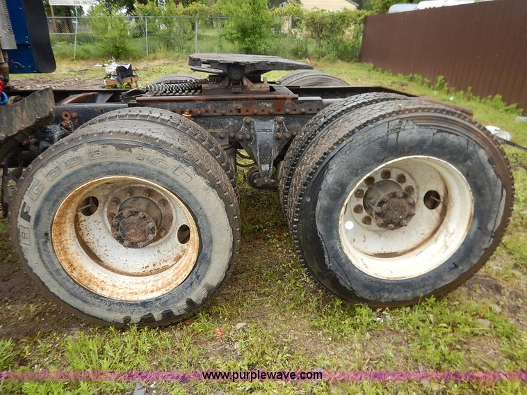 image for item K7433 1995 Freightliner FLD120SD semi truck